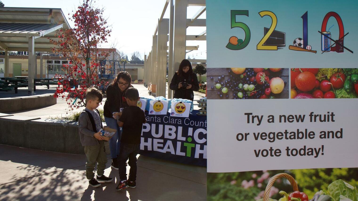 children trying fruit at 5-2-1-0 table