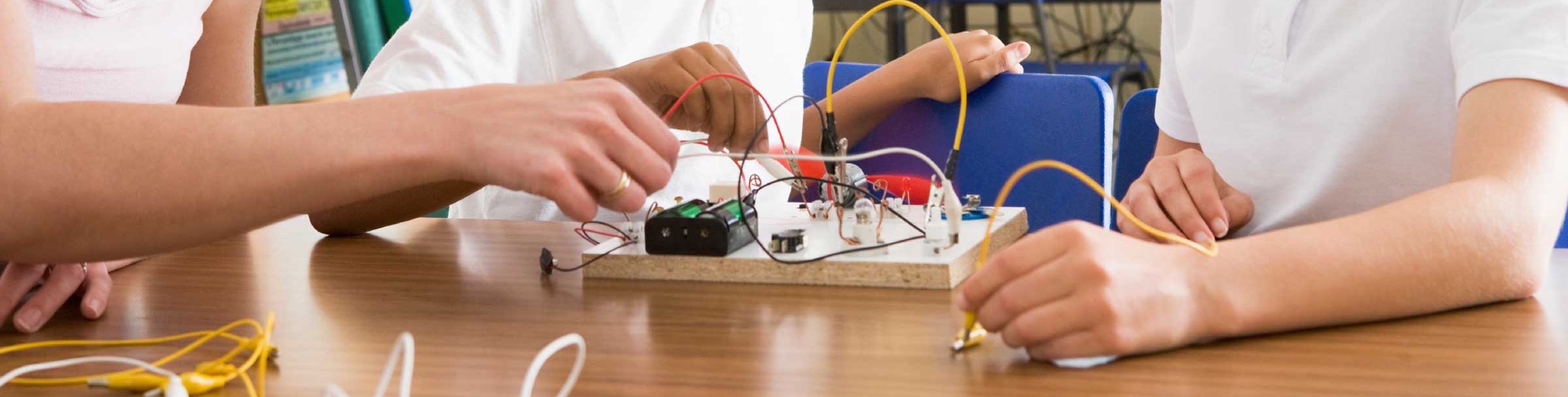 kids building electronics